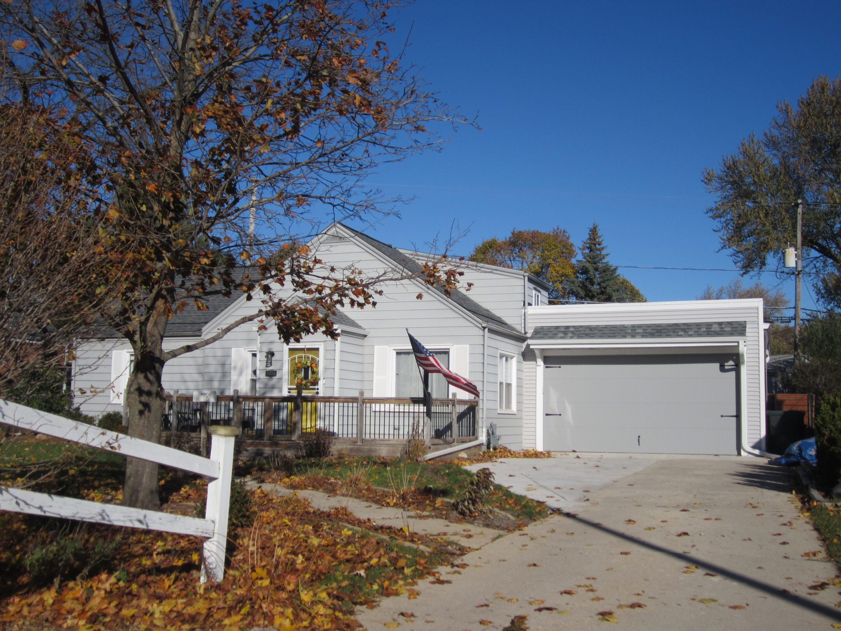 House with garage and flag